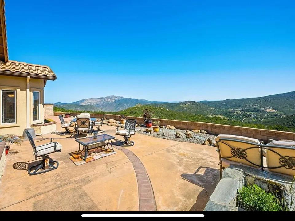 2444 Larkspur Dr