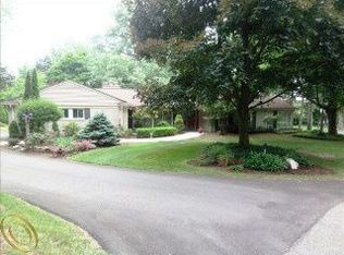 6185 E Surrey Rd, Bloomfield Hills, MI 48301