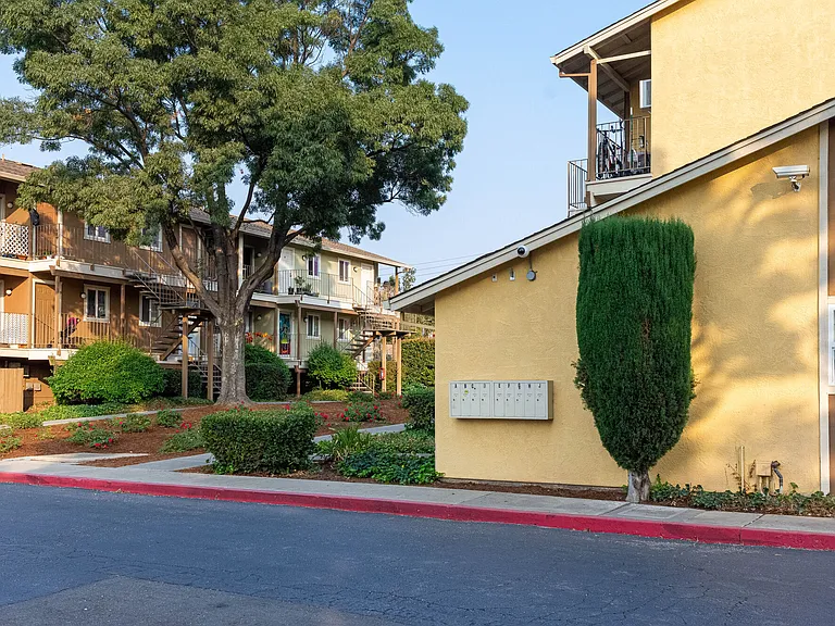 Alderwood Park Apartments — Photo 16