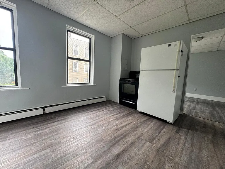 197 S Leonard St #11 — Photo 4