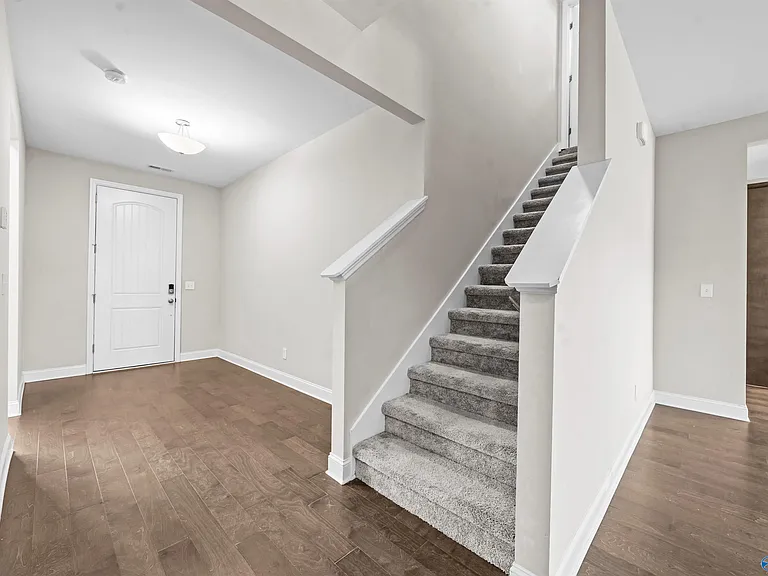 104 Erskin Parcus Dr — Photo 5