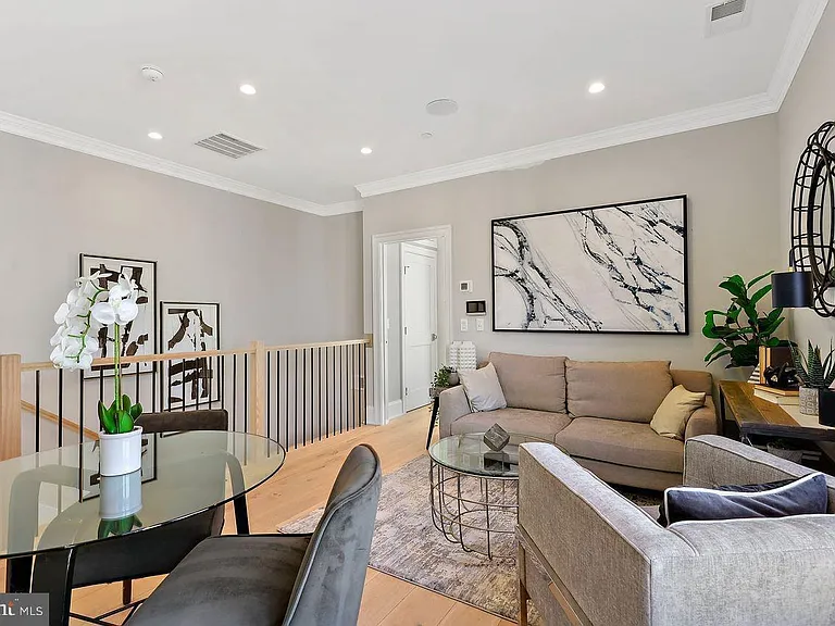 710 E St SE #FIVE — Photo 8