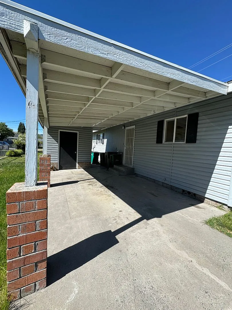 2bdrm, 1 bath duplex with carport and fenced yard — Photo 1