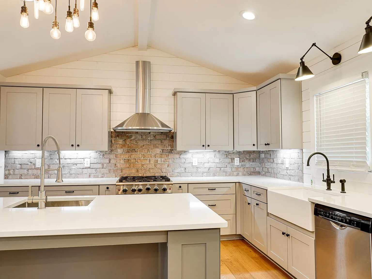 3 bed, 2500 sqft, $3,100 — Photo 2