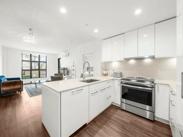 2446 Shaughnessy St #201, Pt Coquitlam, BC V3C 6M4