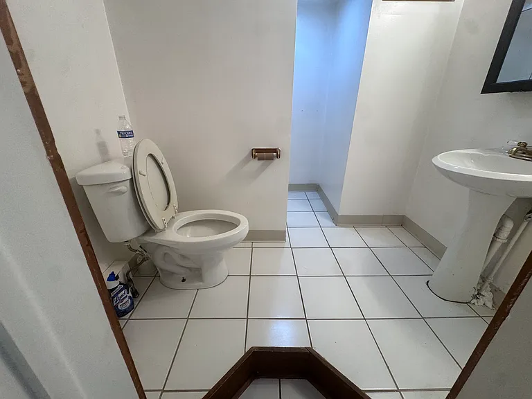 174 Carey Ave #BASEMENT — Photo 10