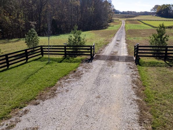 1173 Brady Rd, Moss, TN 38575