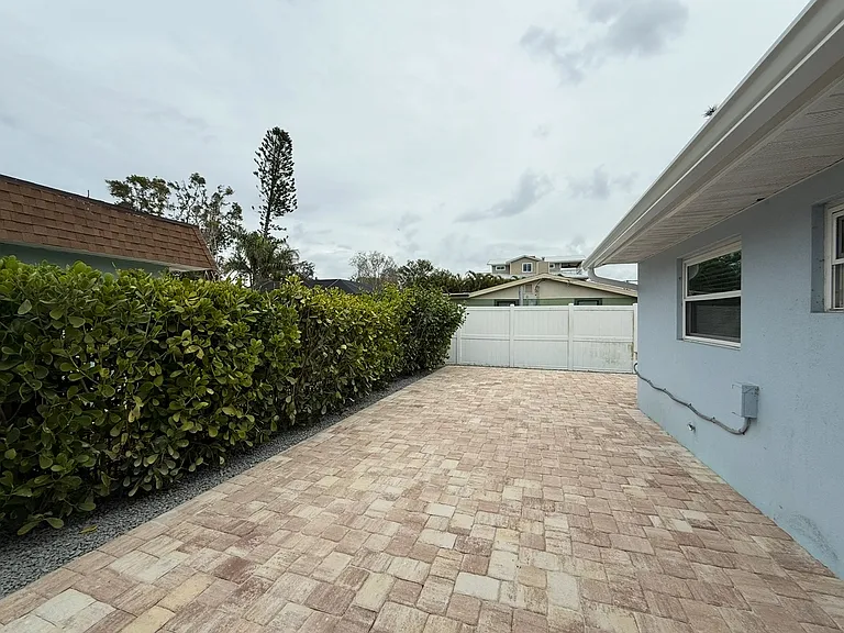 46th Ave W — Photo 9