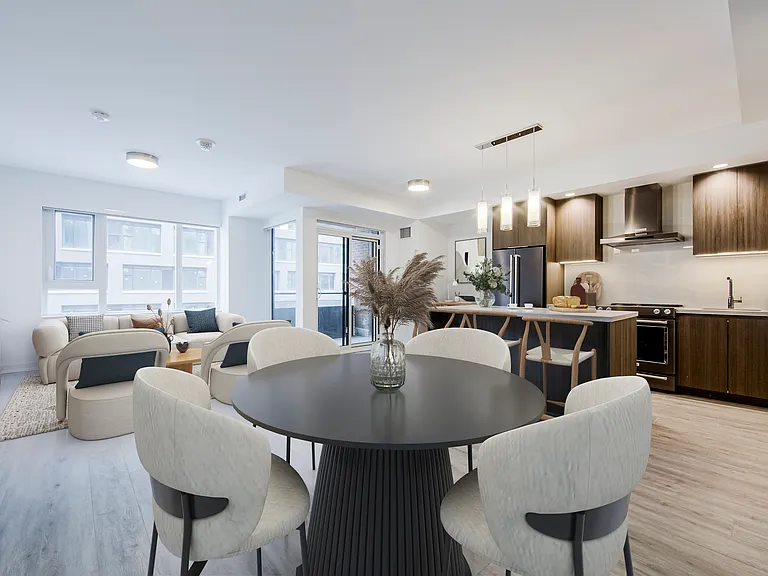 425 Wellington St W — Photo 48