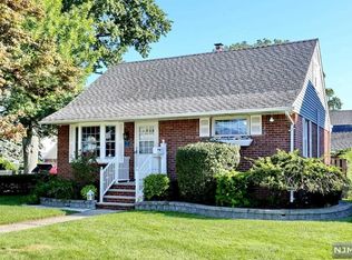 2 E Forest Pl, Rochelle Park, NJ 07662