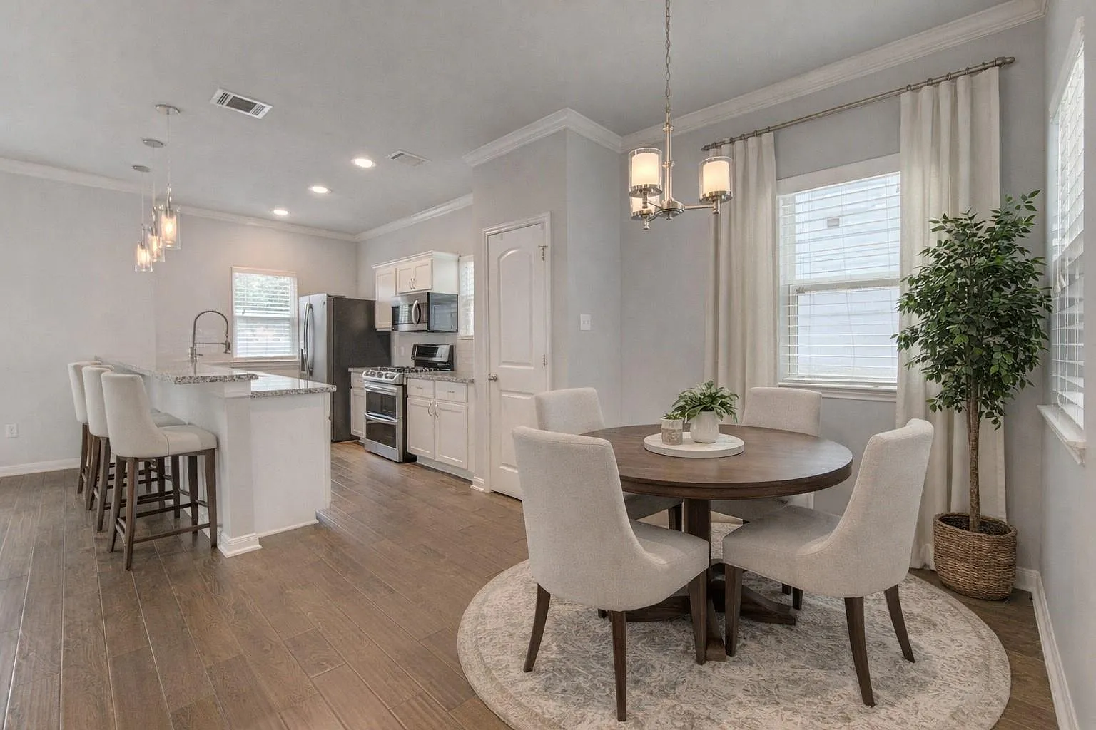 3 bed, 3.0 bath, 1637 sqft, $2,200 — Photo 1