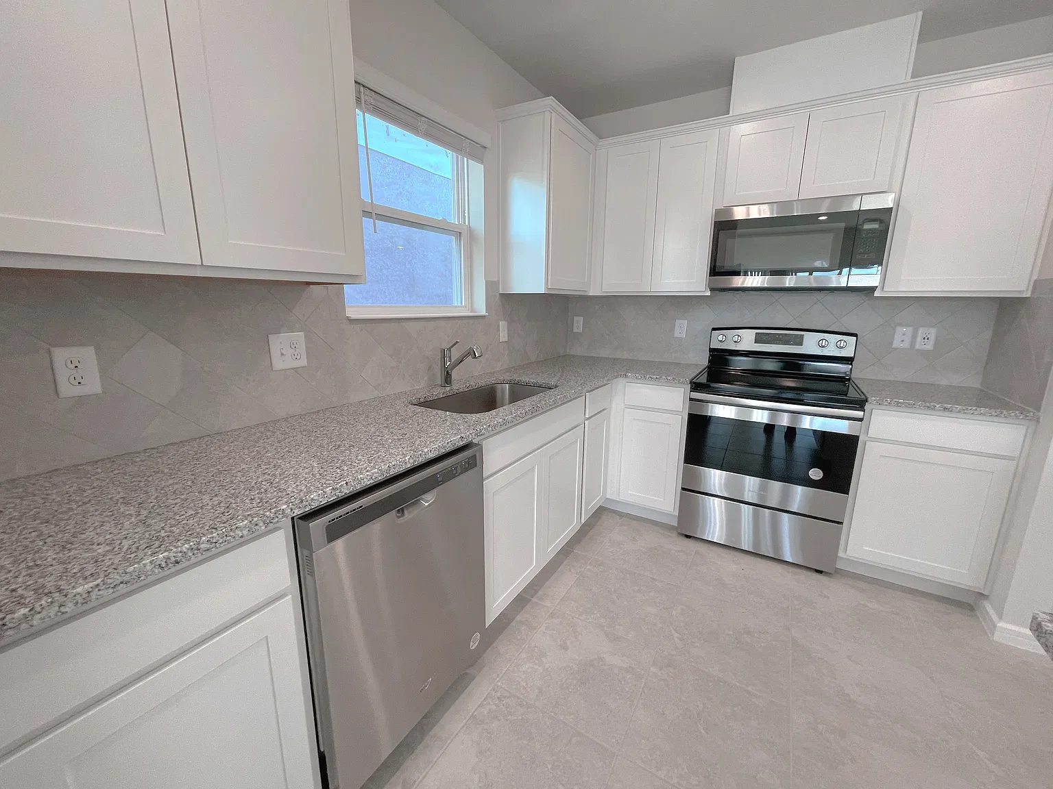 3 bed, 1447 sqft, $1,990 — Photo 4
