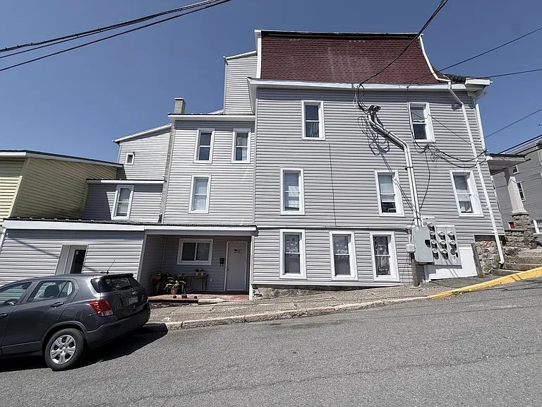 152 E Market St #B — Photo 9
