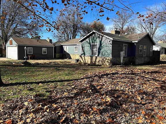 3rd image of 218 E Poplar Ave