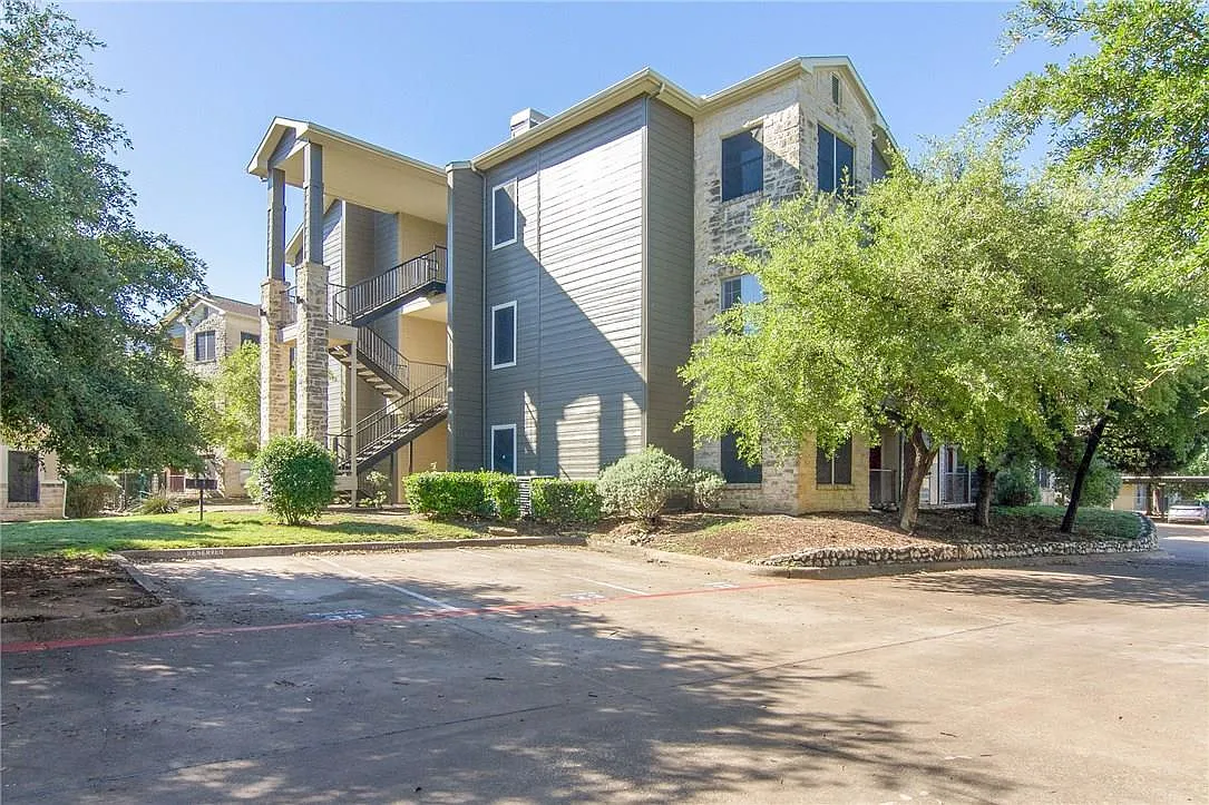 2 bed, 2.0 bath, 1028 sqft, $1,450 — Photo 2