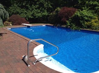 34 Wilmington Dr, Melville, NY 11747