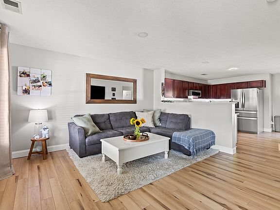 3rd image of 605 Gosling Ct