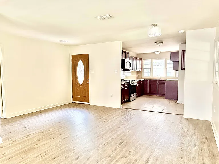 343 S Fairfax Dr — Photo 2