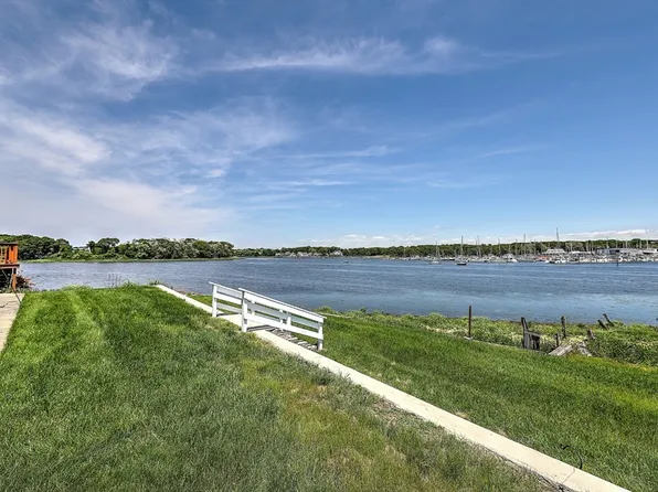 122-124 Riverside Dr, Riverside, RI 02915