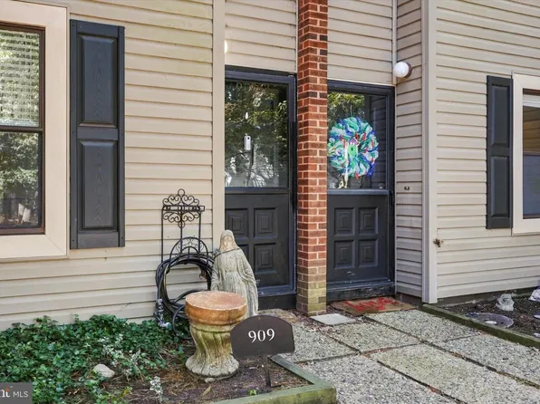 909 Bromley Est, Clementon, NJ 08021