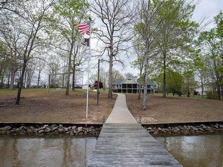 218 Long Island Dr — Photo 10