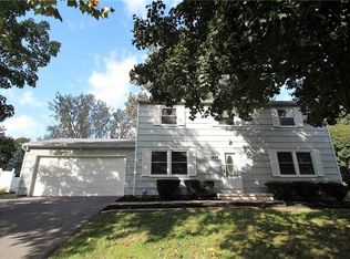 1428 Chigwell Ln N, Webster, NY 14580