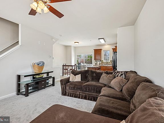 3rd image of 821 Croggan Cres