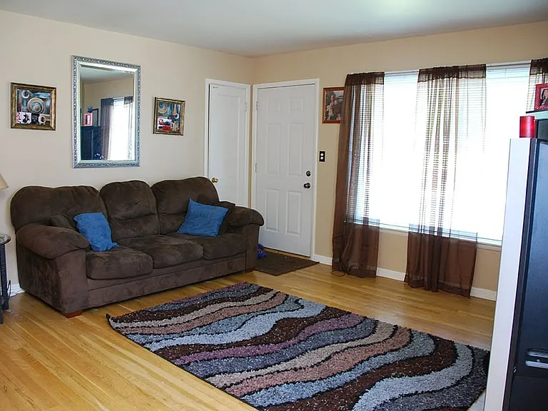 5811 N E St — Photo 11