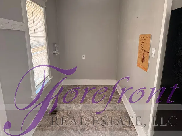 1105 S Locust St — Photo 8