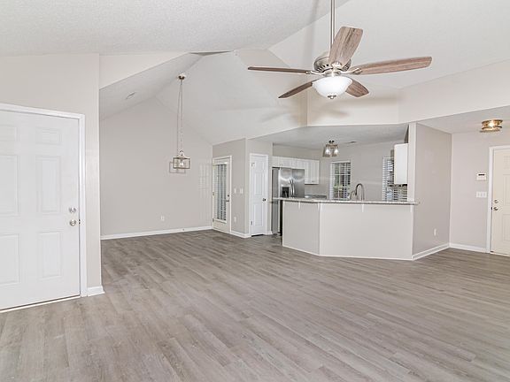 3rd image of 102 Hawk Ridge Dr