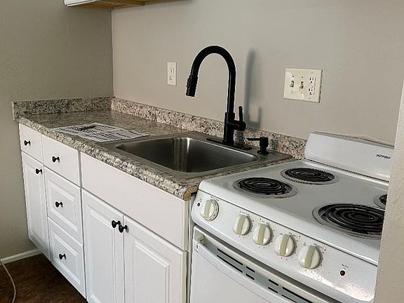 3rd image of 4104 Flower Ave #2
