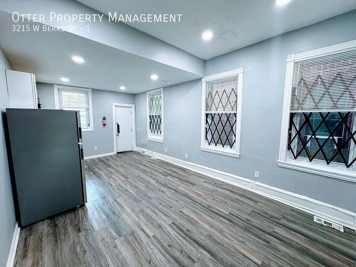 Recently Renovated Ground-Floor Apartment with Backyard Small Pets Welcome Section 8 Friendly — Photo 3