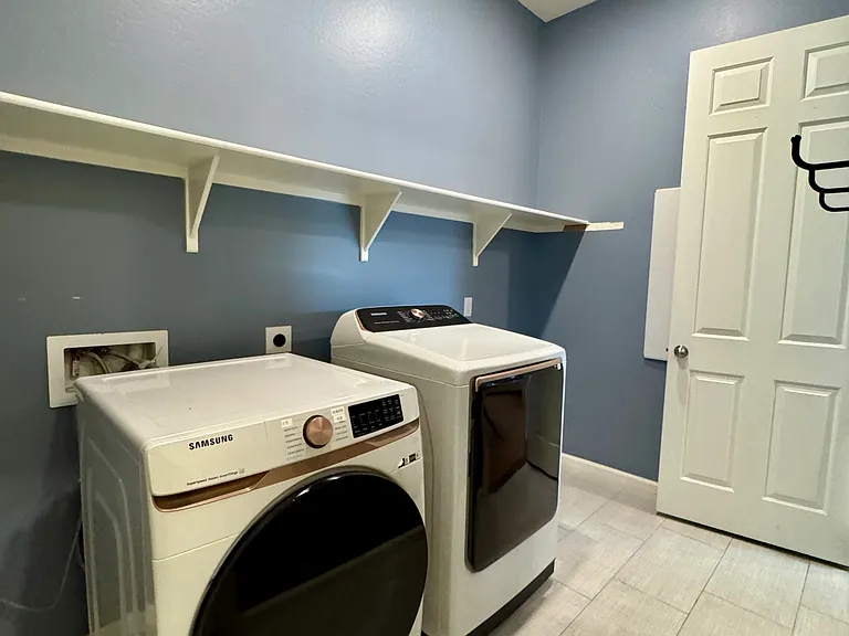 1129 E Regent Dr — Photo 14