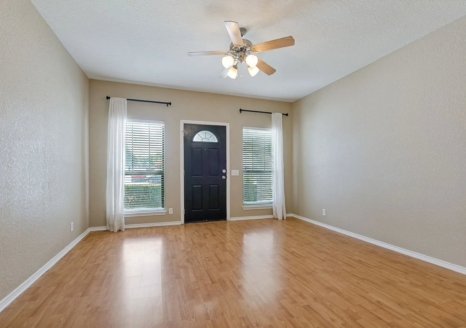 Two Bedroom Townhouse, Great Location! — Photo 3