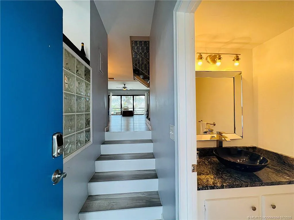 2 bed, 2.5 bath, 1394 sqft, $2,400 — Photo 2