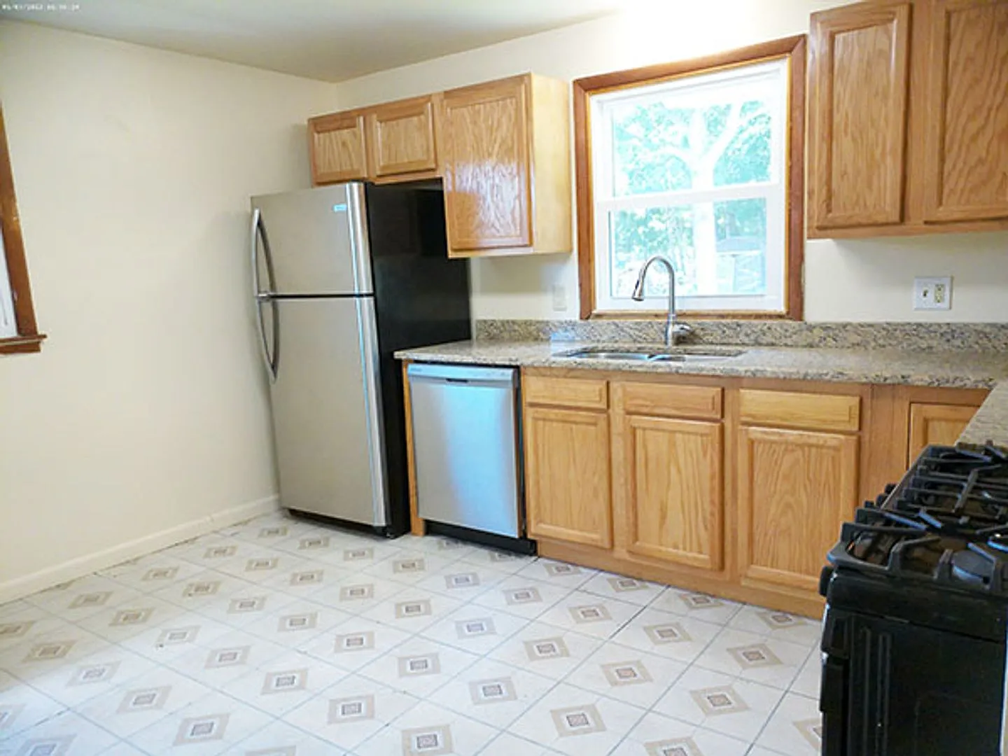 1274 Westcott Apt 2 - Available 8/1/27 - Bright Second Floor Flat Across from Barry Park — Photo 3