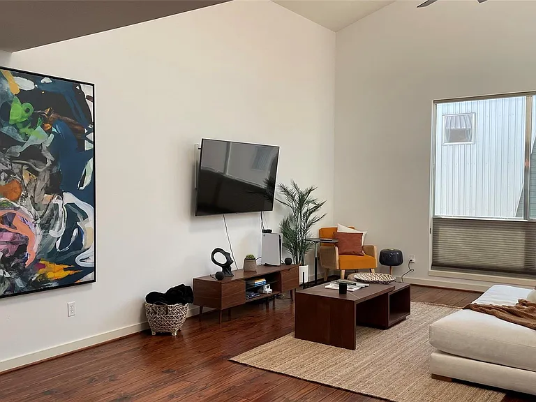 2918 Commerce St — Photo 11