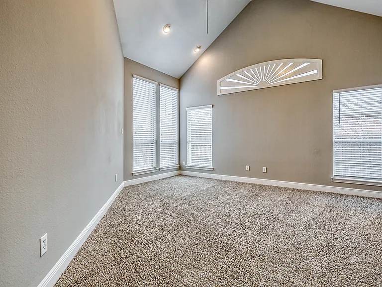 6533 Riveredge Dr — Photo 57