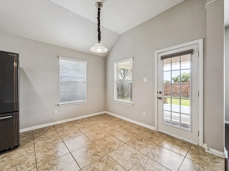 2821 Chinaberry Park Ln — Photo 10