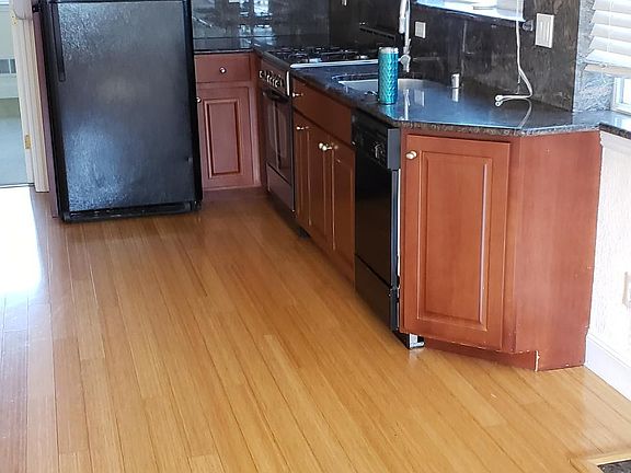 3rd image of 642 Myrtle Ave #2