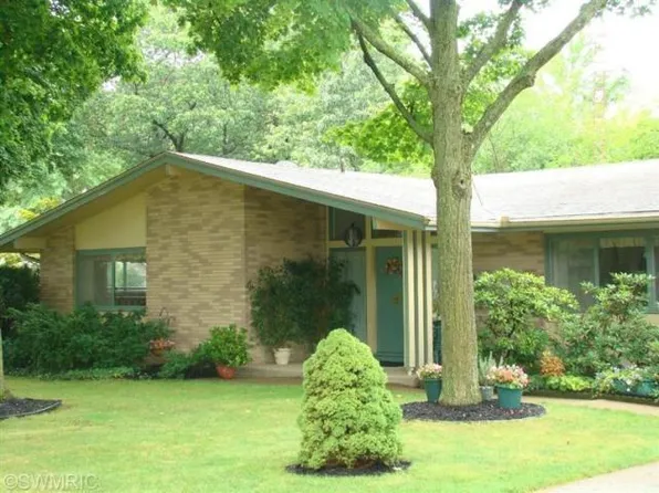 1550 Mawmee Rd, Benton Harbor, MI 49022