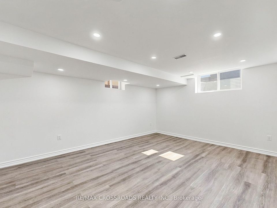 1st image of 2385 Dress Circle Cres