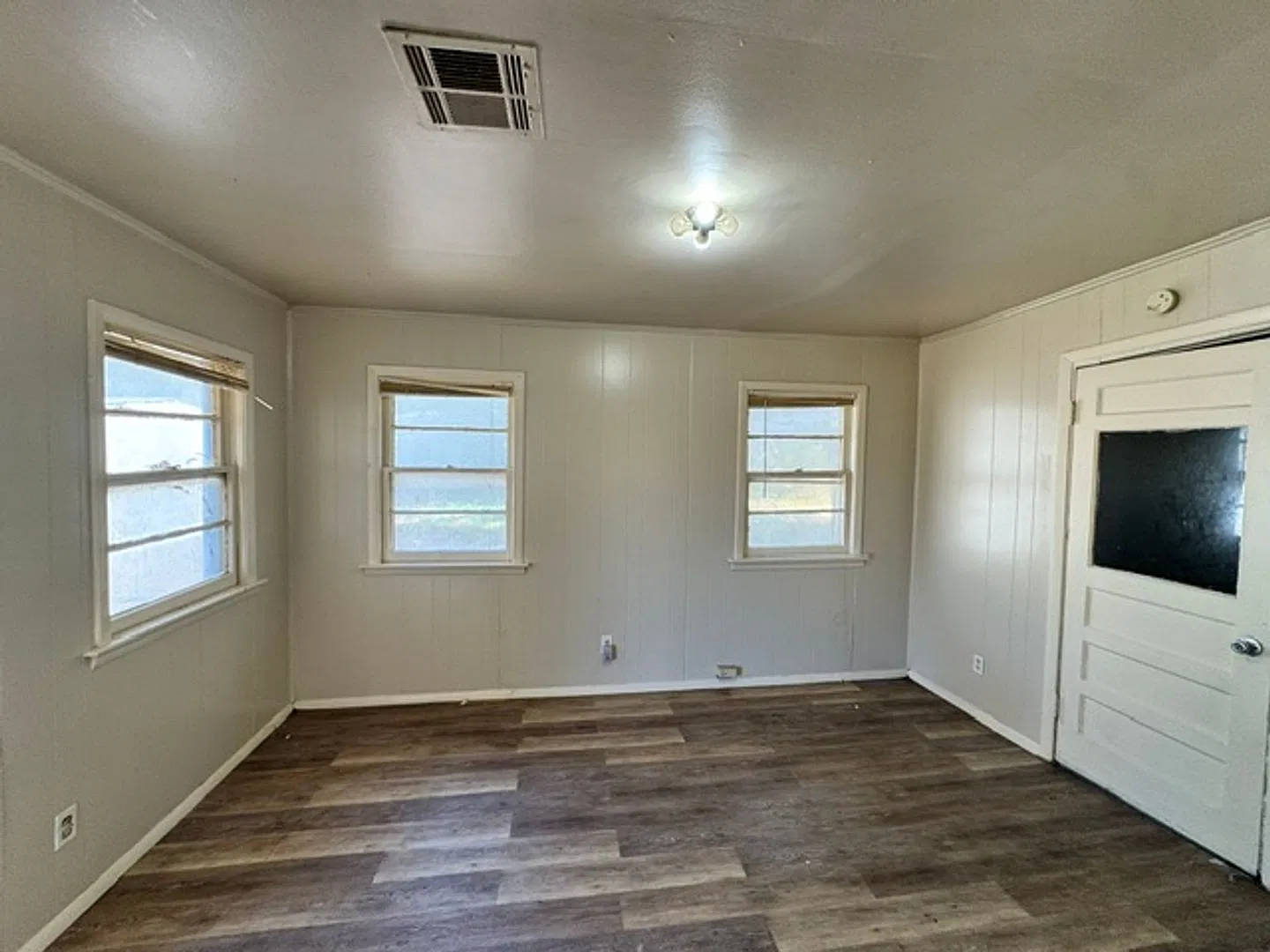 4 beds in Okc! freshly painted and conveniently located! — Photo 2