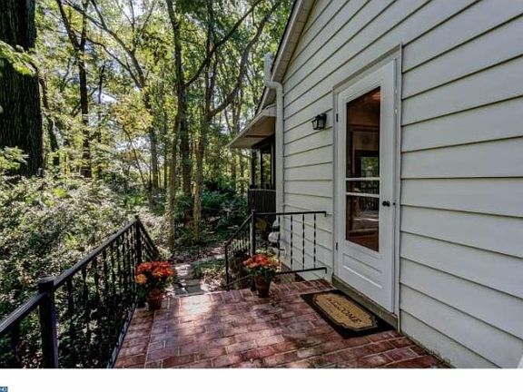 4th image of 19 Winterbury Cir