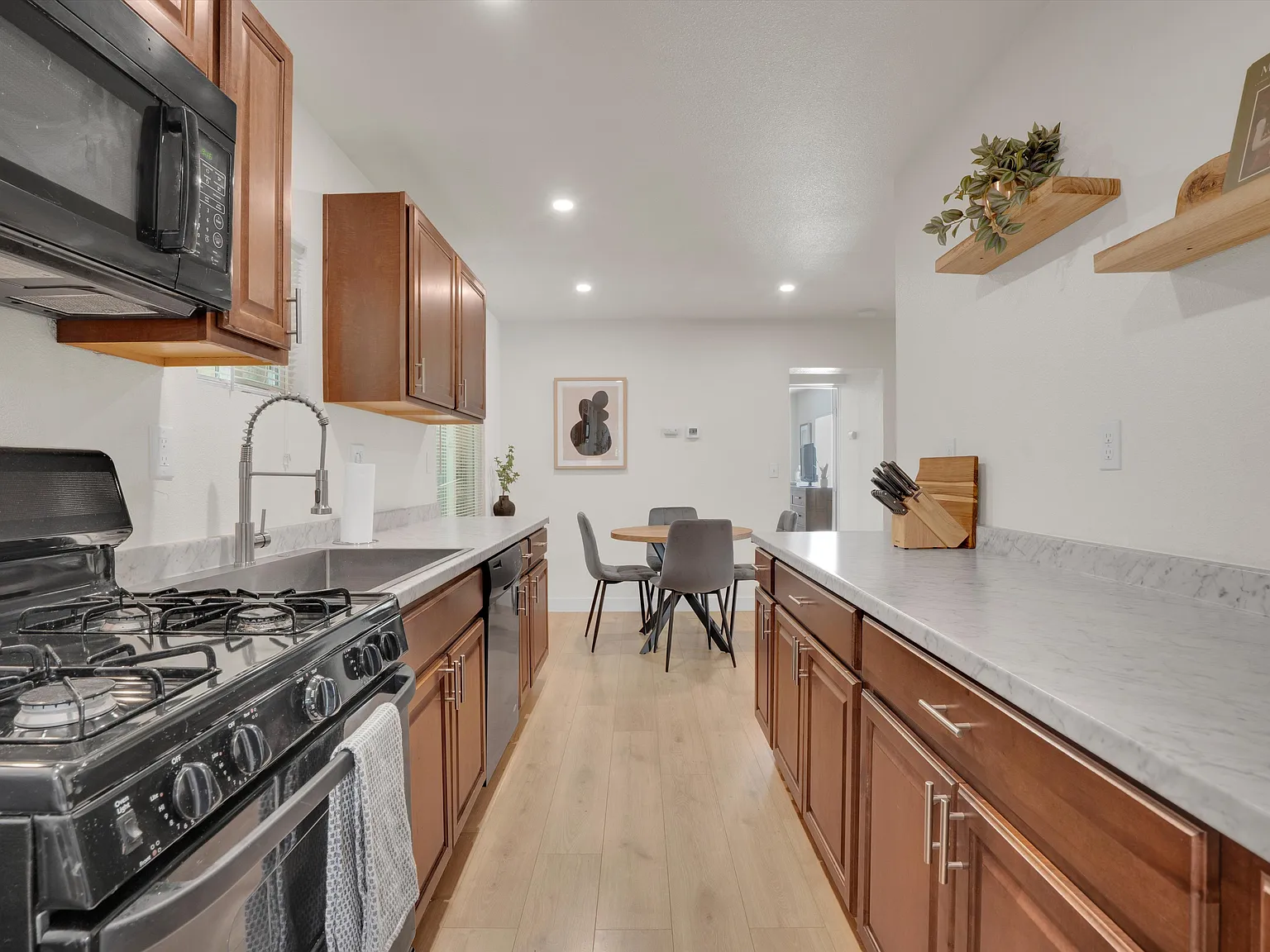 2 bed, 1085 sqft, $4,095 — Photo 4