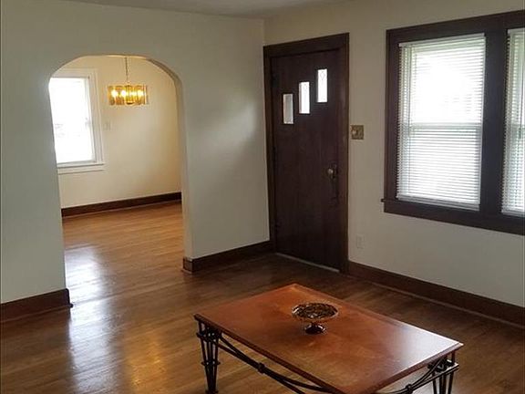 3rd image of 517 E Mills Ave