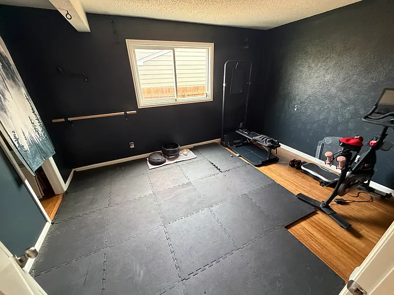 Bedroom #1
(Gym Mainfloor)