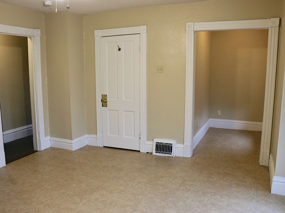 Living room/entry