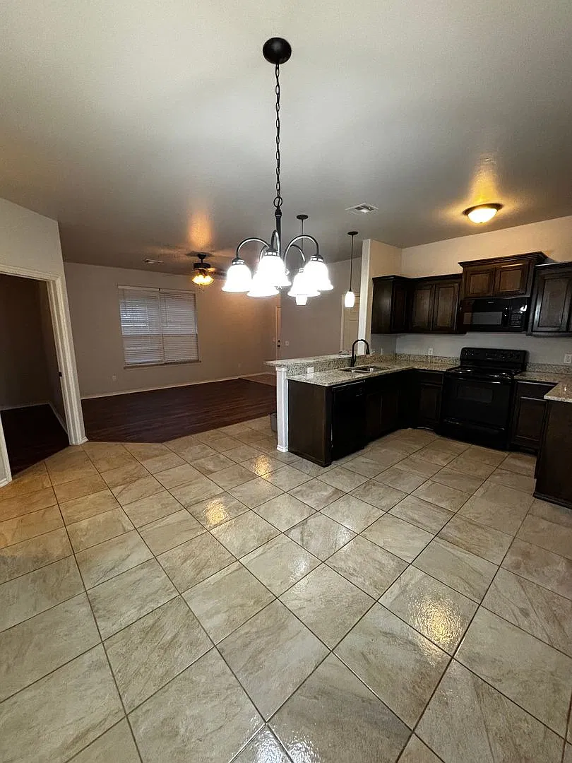 3BR 2BA duplex with 2 car garage in Yukon!! — Photo 3
