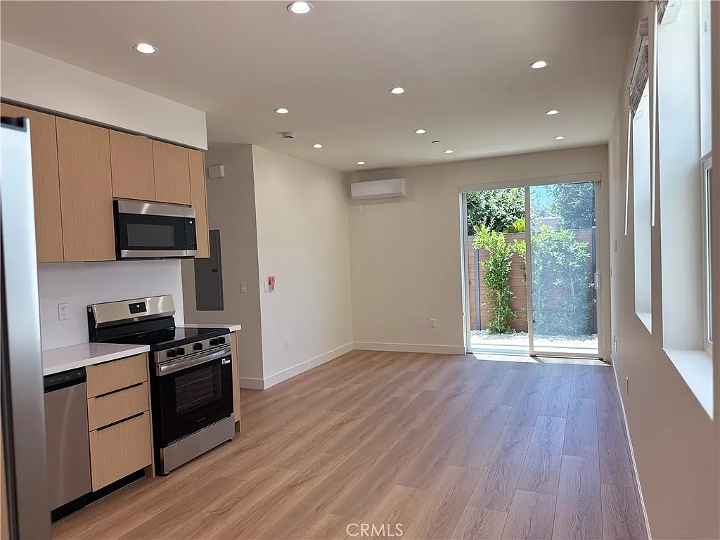 2 bed, 1198 sqft, $6,900 — Photo 2